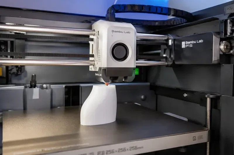 FDM 3D-printer van 3Dplanner in actie op het printbed tijdens het nauwkeurig printen van een kunststof object.