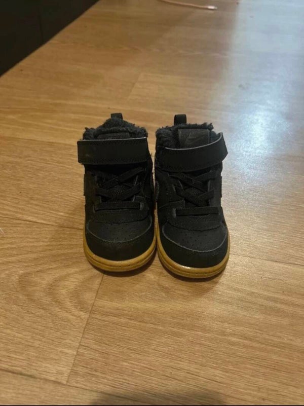 Basket bébé NIKE noires