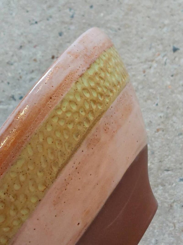 Schaal in roodbakkende klei - geel roze glazuur