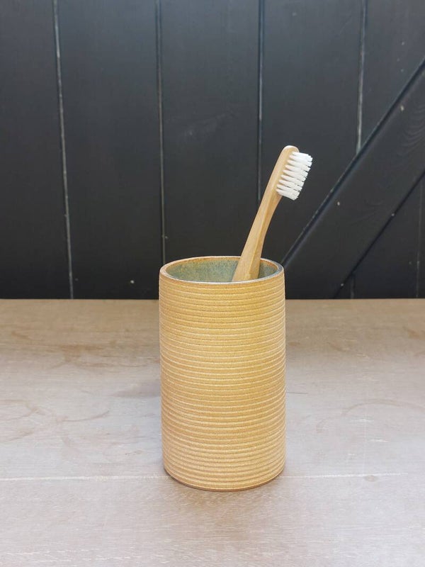 Vaas met ribbels in geelbakkende klei