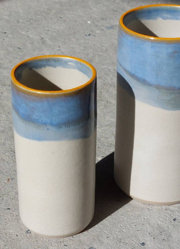 Vaas klein in witte klei met matte, blauwe en gele glazuur