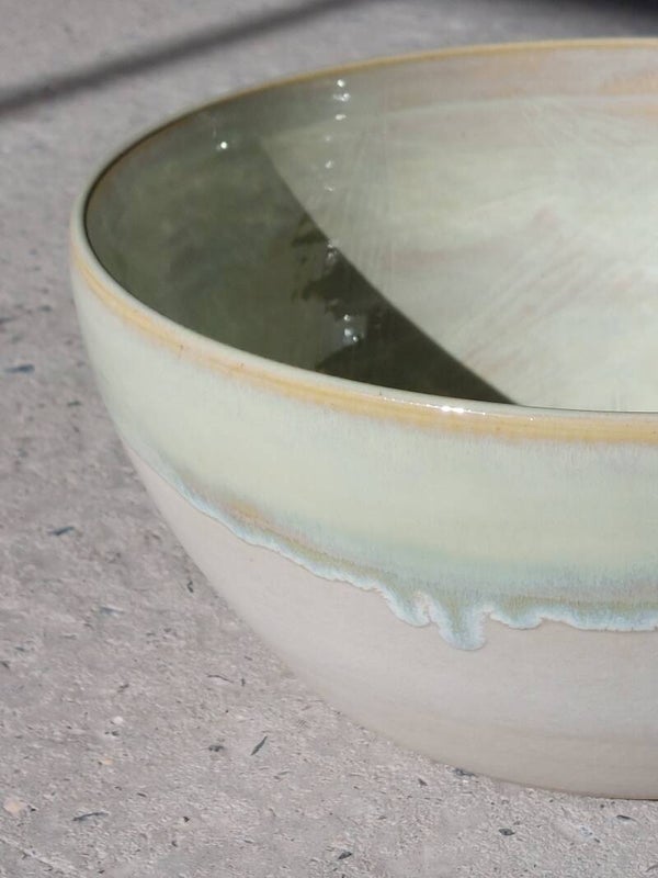 Schaal in matte en groene glazuur