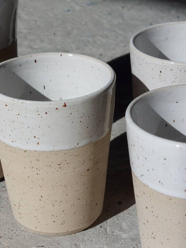 Tas in recuperatie klei met witte glazuur