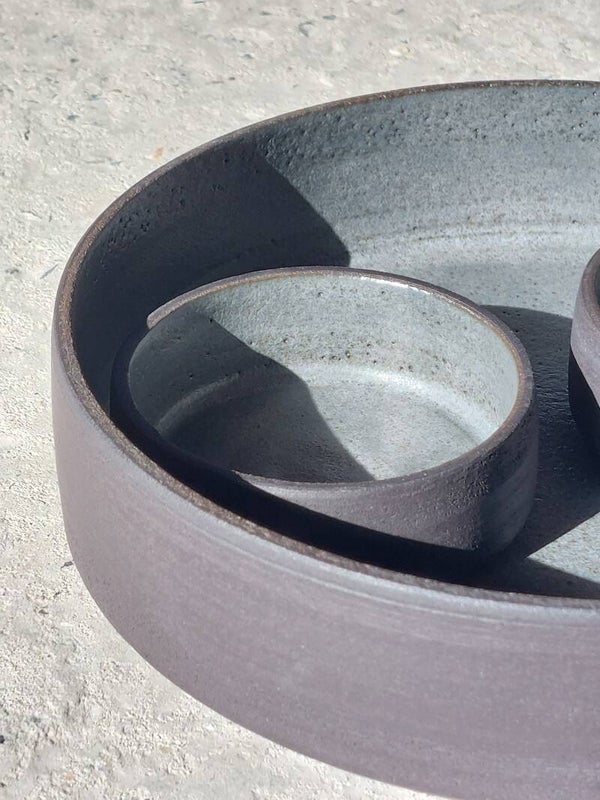 Aperitiefschaal in zwarte klei met matblauwe glazuur