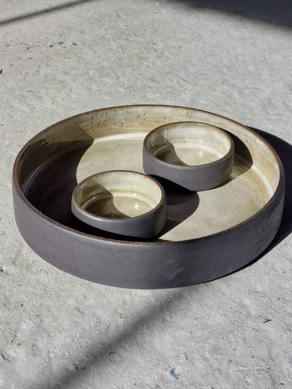 Aperitiefschaal in zwarte klei met groen, goud, beige glazuur