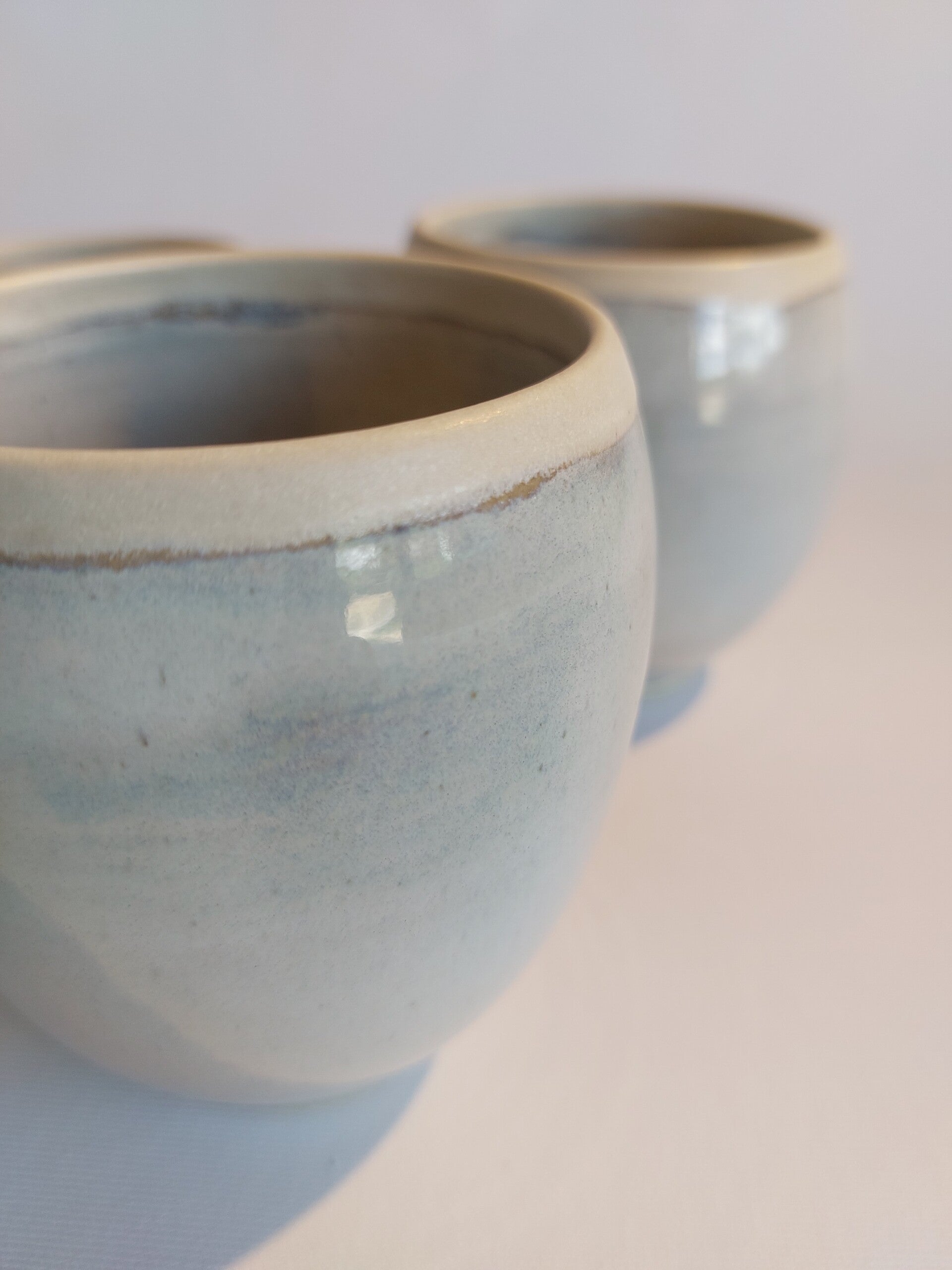 Tas in witblauwe glazuur met een accent van matte glazuur