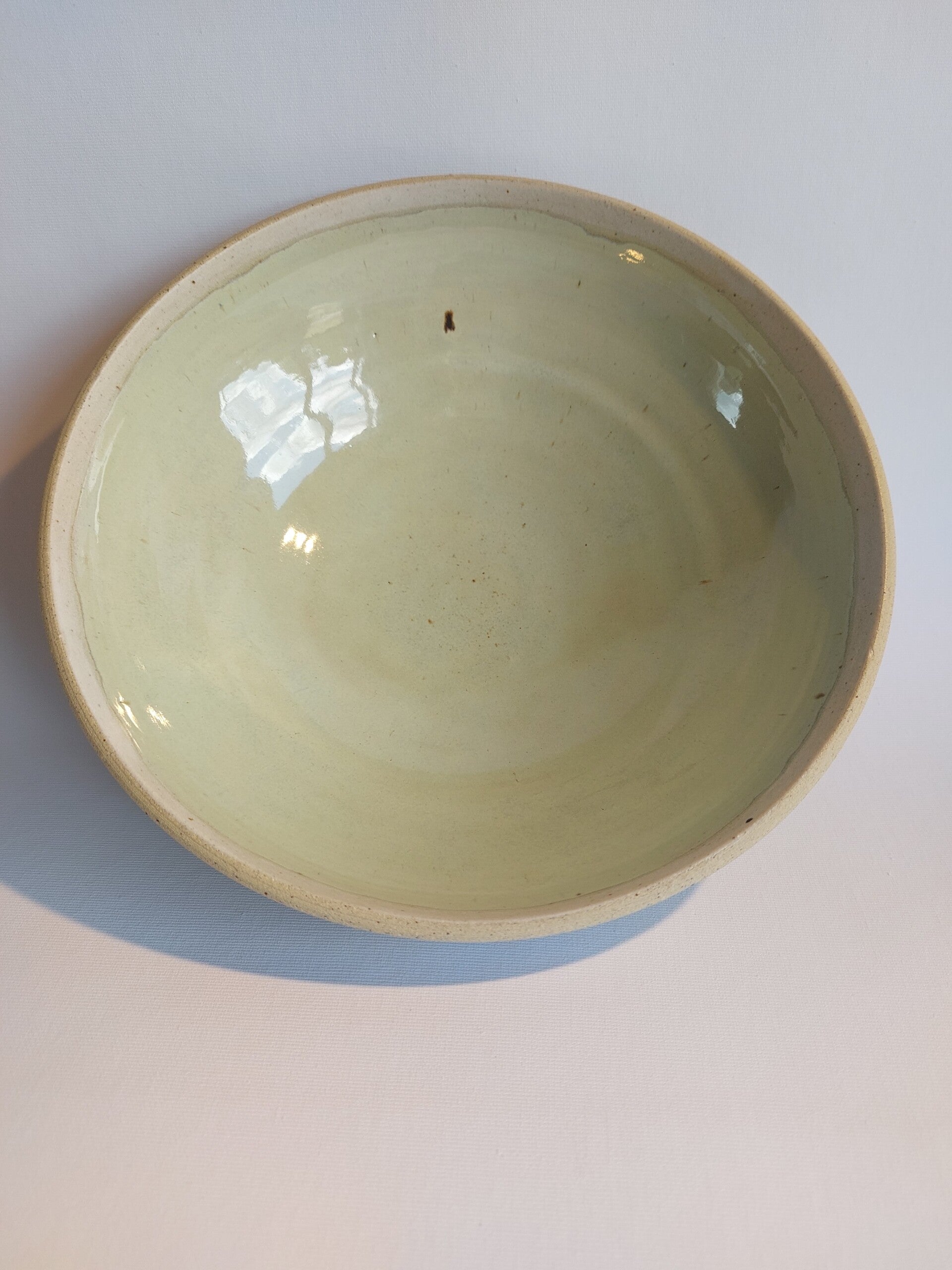 Schaal in een lichtgroene glazuur met een accent van matte glazuur