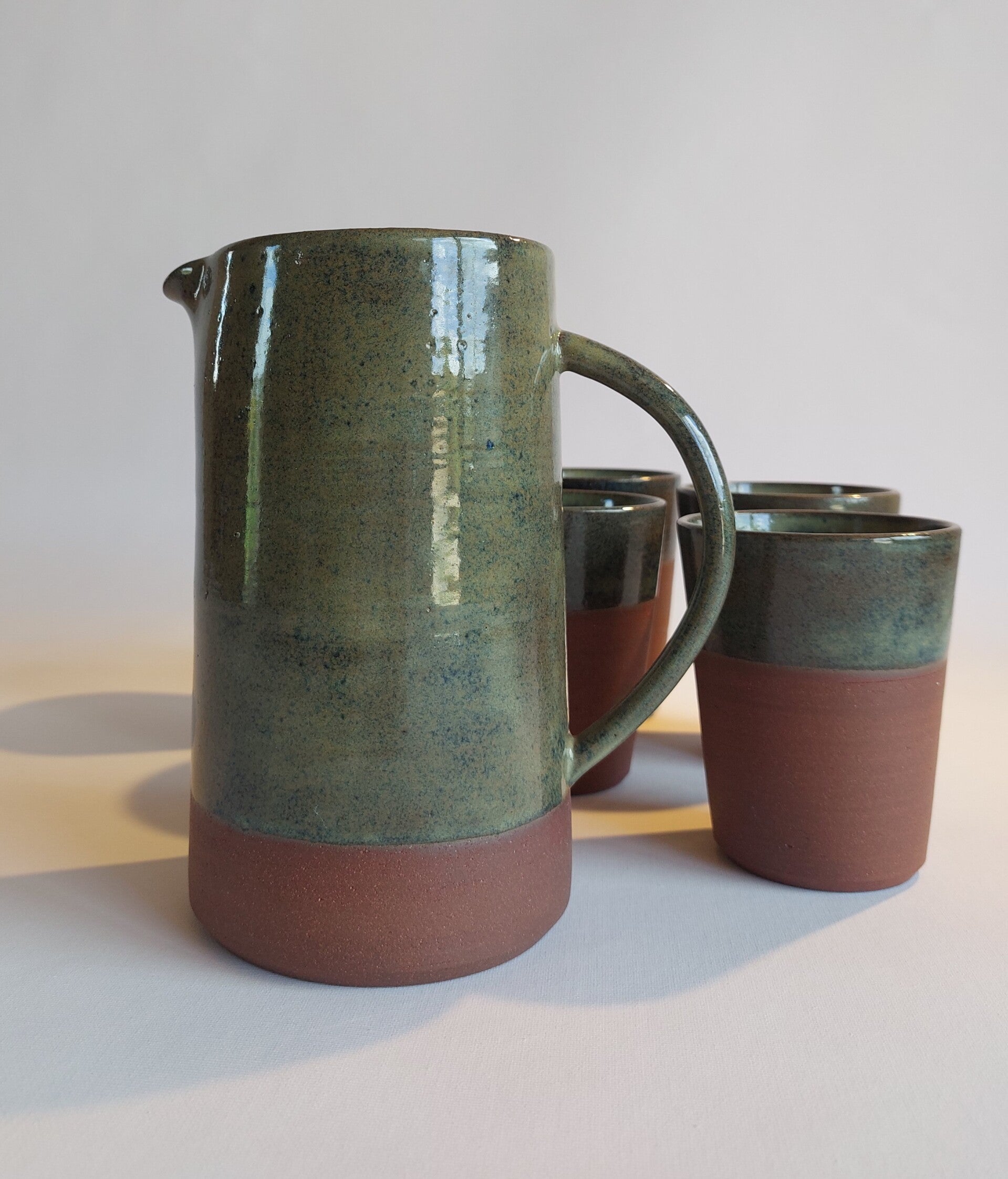 Kan in roodbakkende klei met bruin, groen en gele tinten