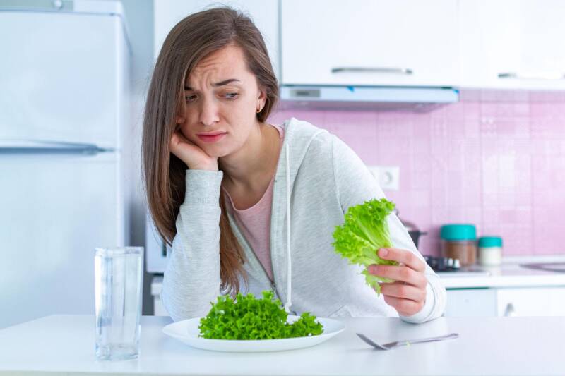 Donna a dieta frustrata, mangia poco ma ingrassa, metabolismo lento