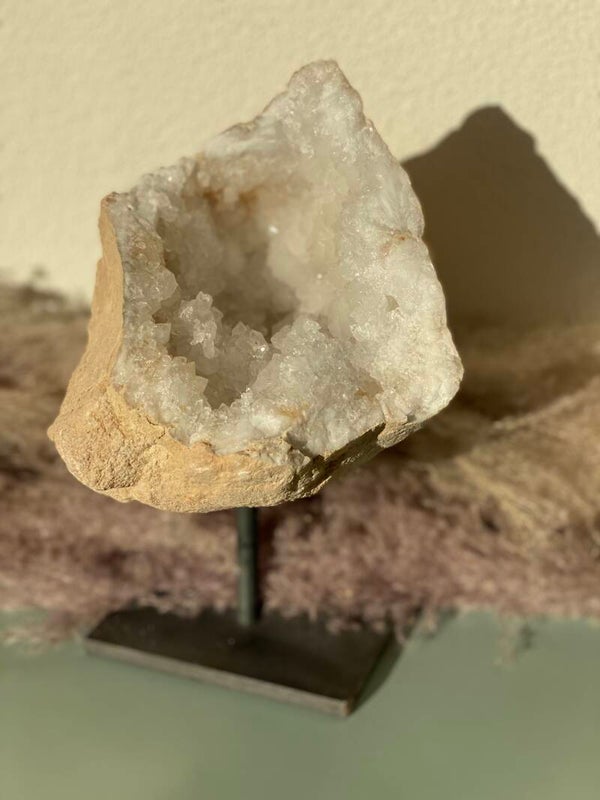 Kwarts geode  op standaard.