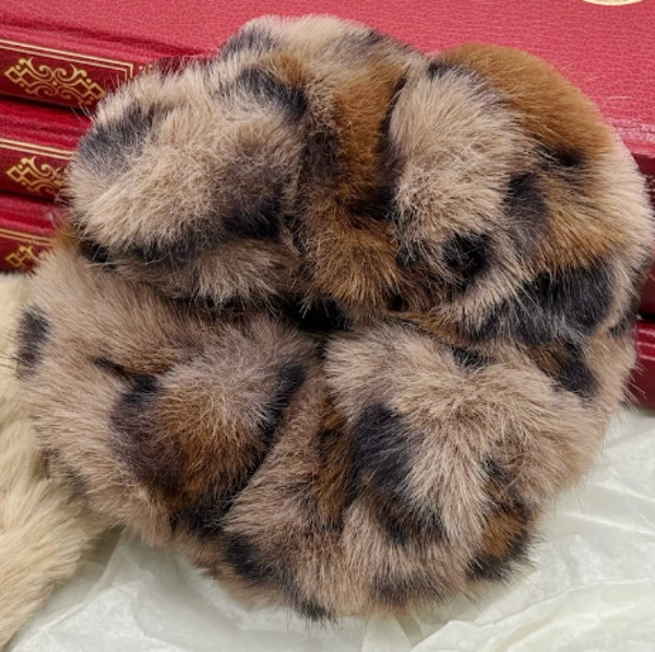 Scrunchie van Imitatiebont met Luipaardprint – Kameel