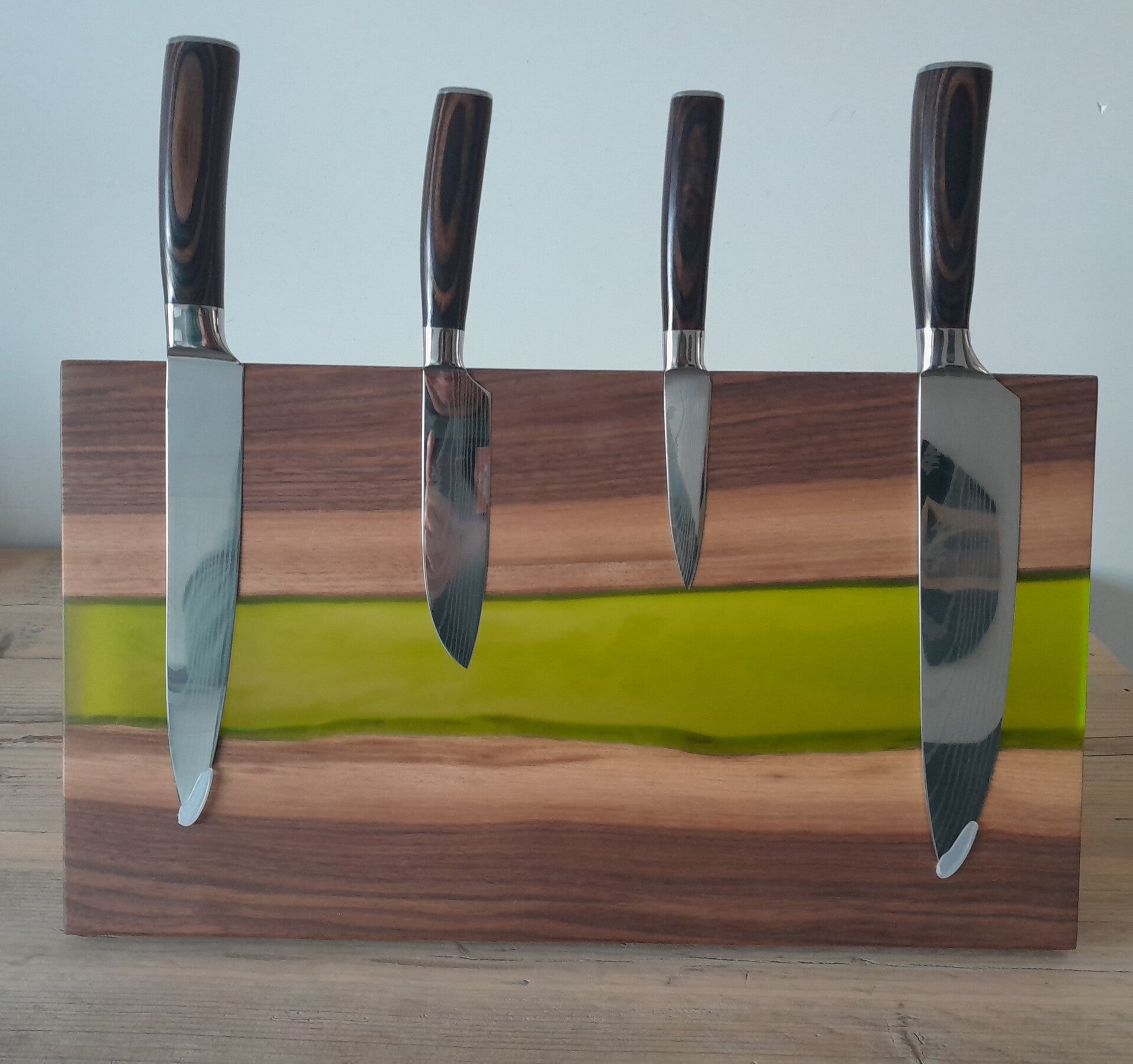 Magnetische messenhouder uit Amerikaanse notelaar met geelgroene epoxy