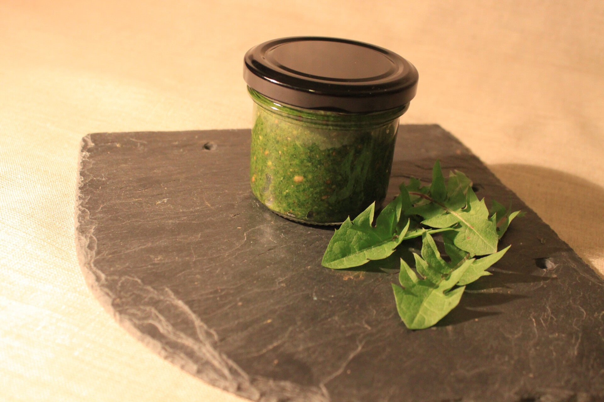 Löwenzahn-Pesto mit Olivenöl aus Kreta
