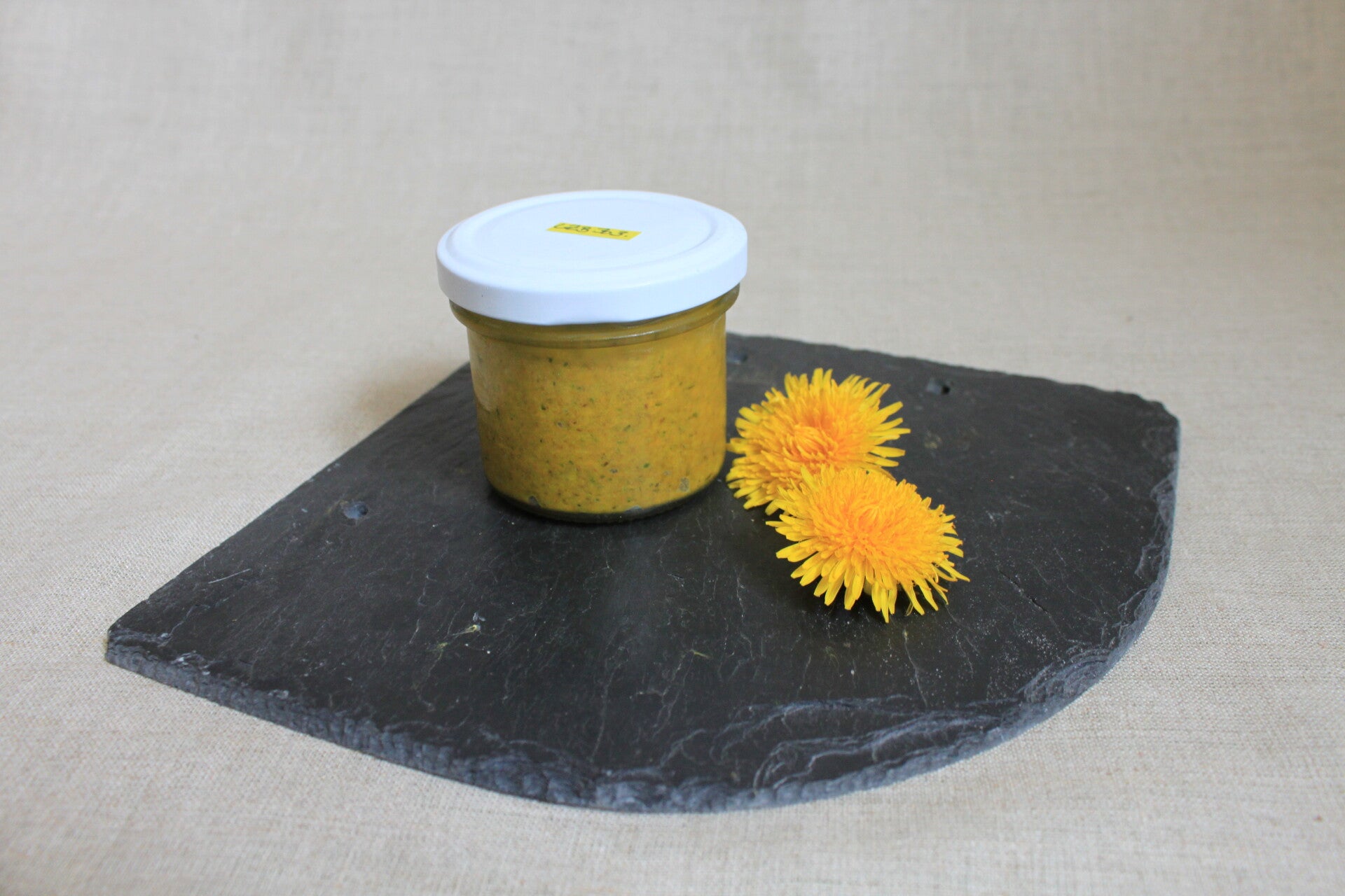 Löwenzahnblüten-Pesto mit Olivenöl aus Kreta