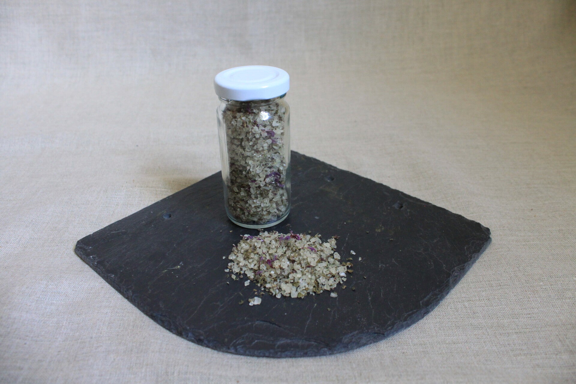 Würzsalz, Käutersalz - Purpurrote Taubnessel mit Blüten