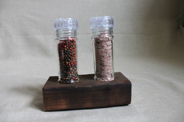 Set 2 Gewürzmühlen mit Würzsalz, PfefferMix und Holzhalter gebrannt