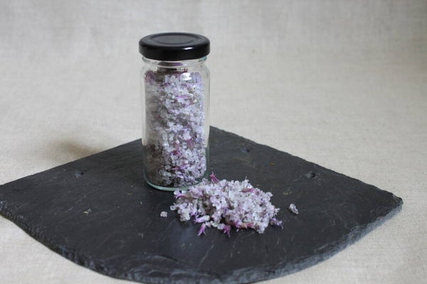 Würzsalz, Kräutersalz - lila Schnittlauchblüten