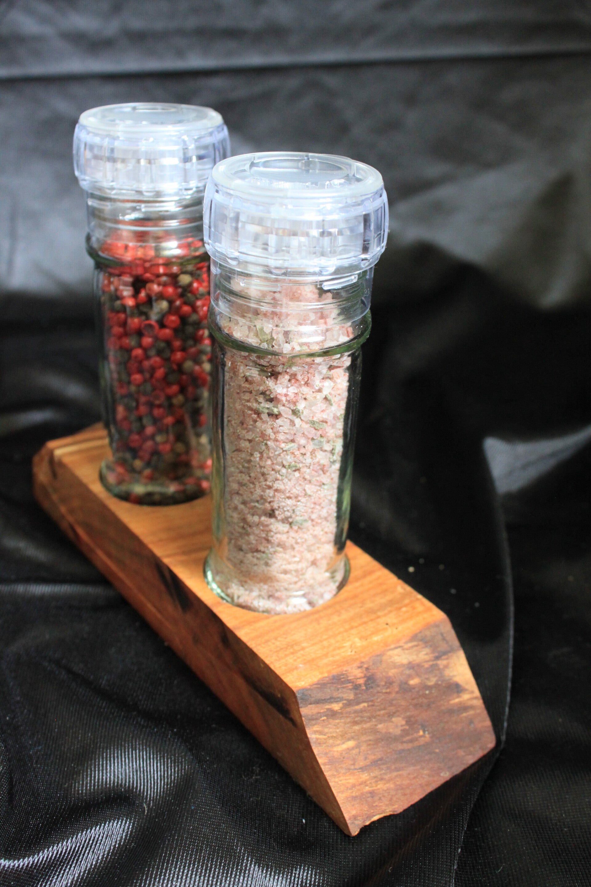 Set 2 Gewürzmühlen mit Würzsalz, PfefferMix und Holzhalter aus Kirschholz