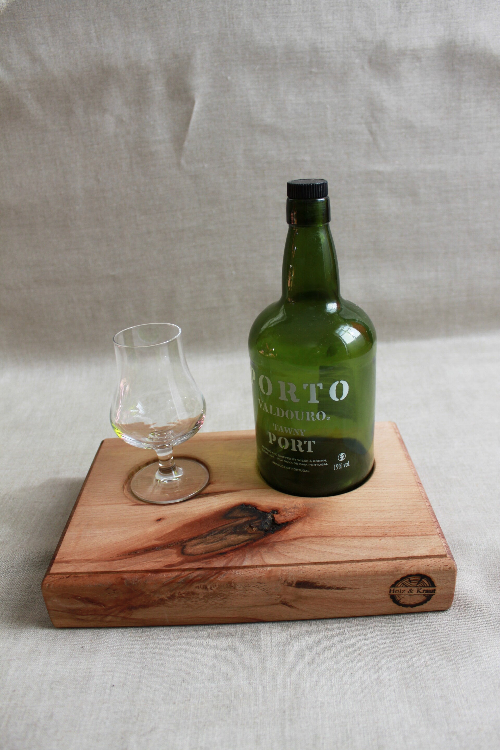 Holztablett aus Buchevollholz mit Glas und Flasche