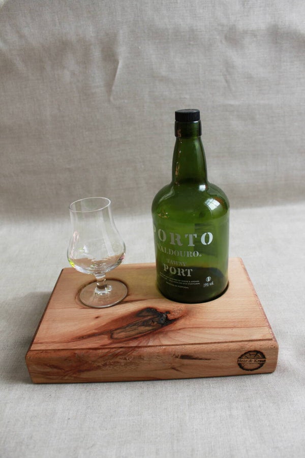 Holztablett aus Buchevollholz mit Glas und Flasche