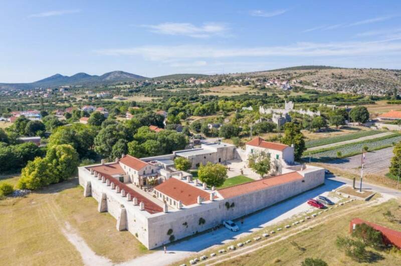 Taxi Jakovina premium private driver service to historical Maskovica Han fortress