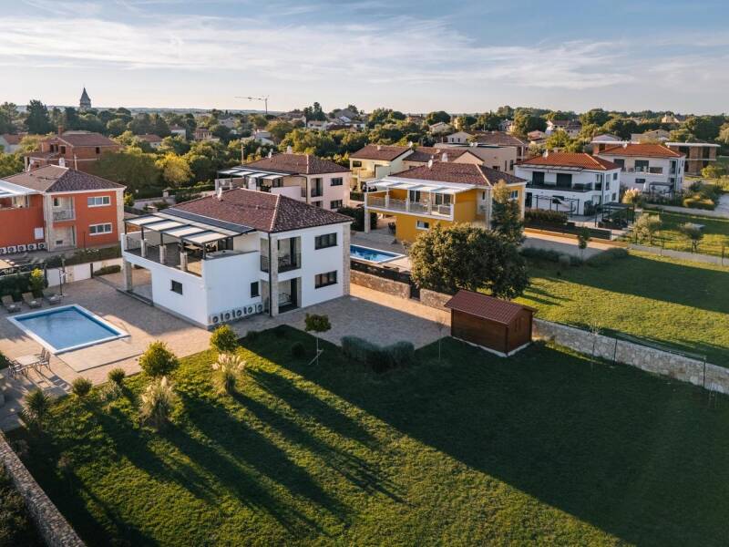 Private taxi transfer from Biograd na Moru to luxury holiday villas in Dalmatian hinterland