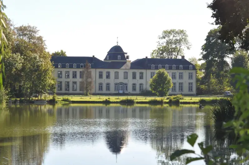 Verblijfpark Kasteel Viane met (sta)caravans / tiny houses