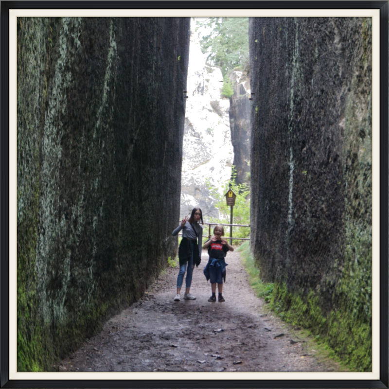 Durchgang zum Steinbruch für Mühlenräder