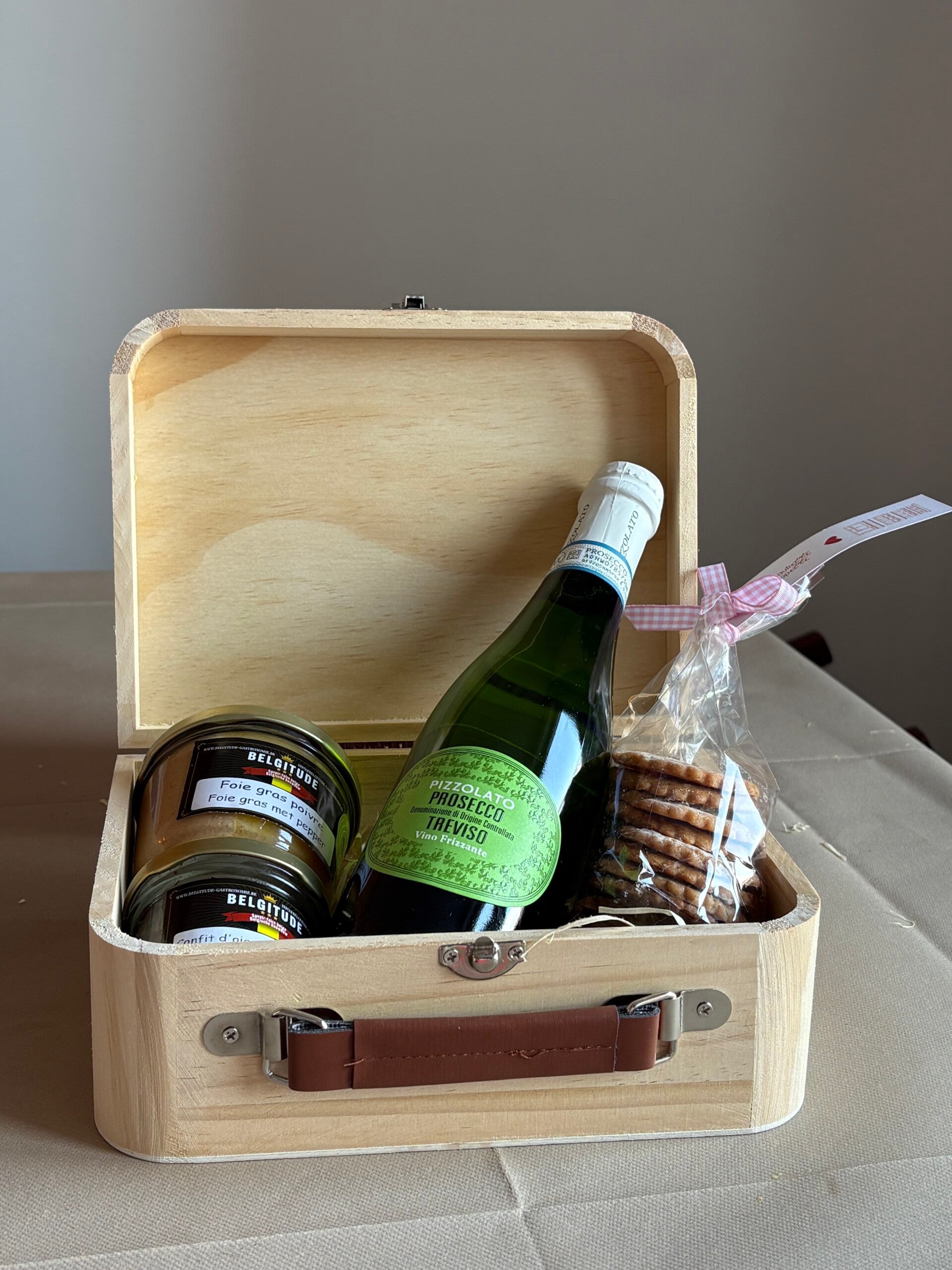 "Panier" valisette en bois - foie gras - confit - prosecco - biscuits coeurs