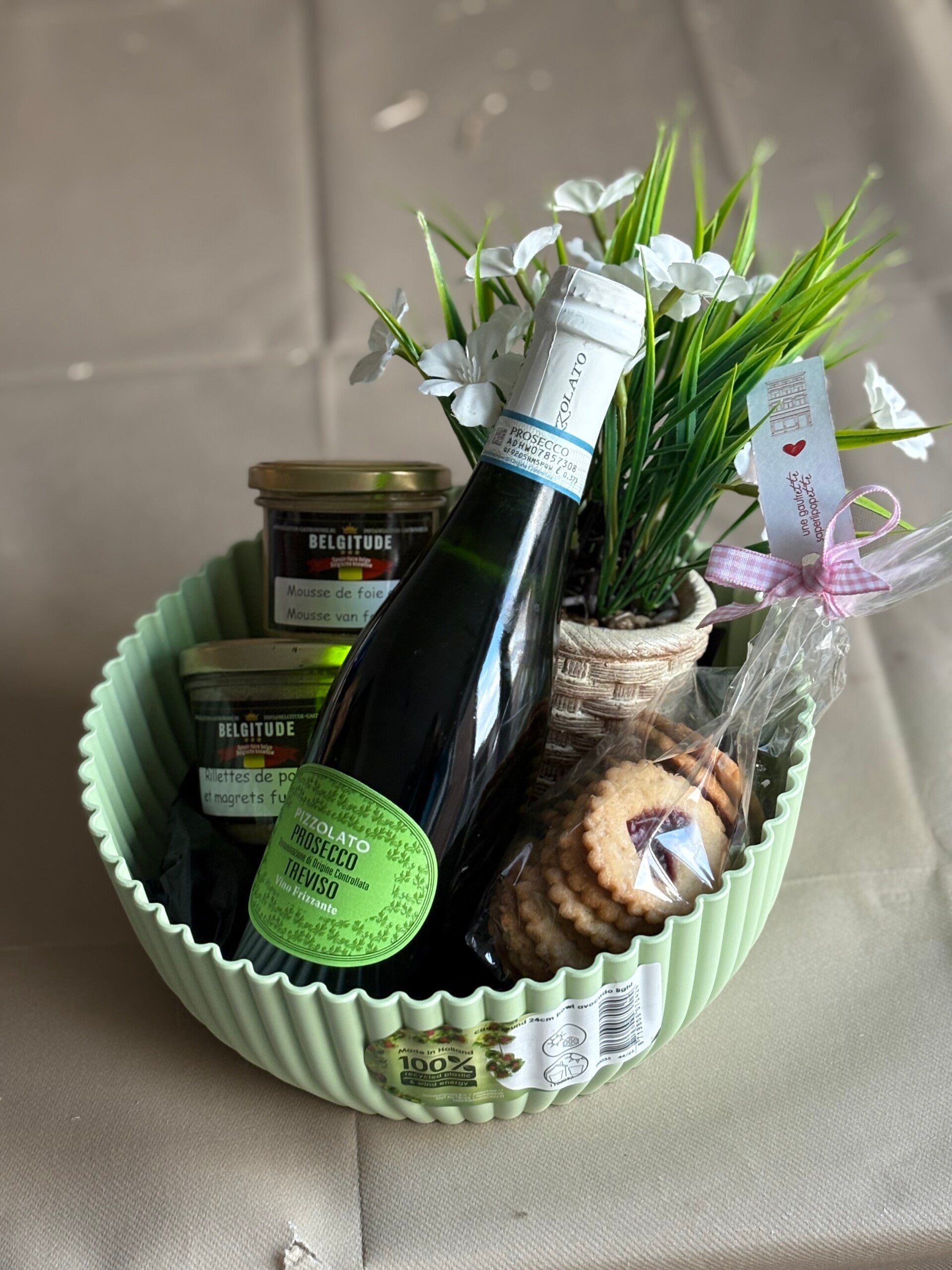 Panier - prosecco - fleurs - foie gras - rilettes - biscuits coeurs
