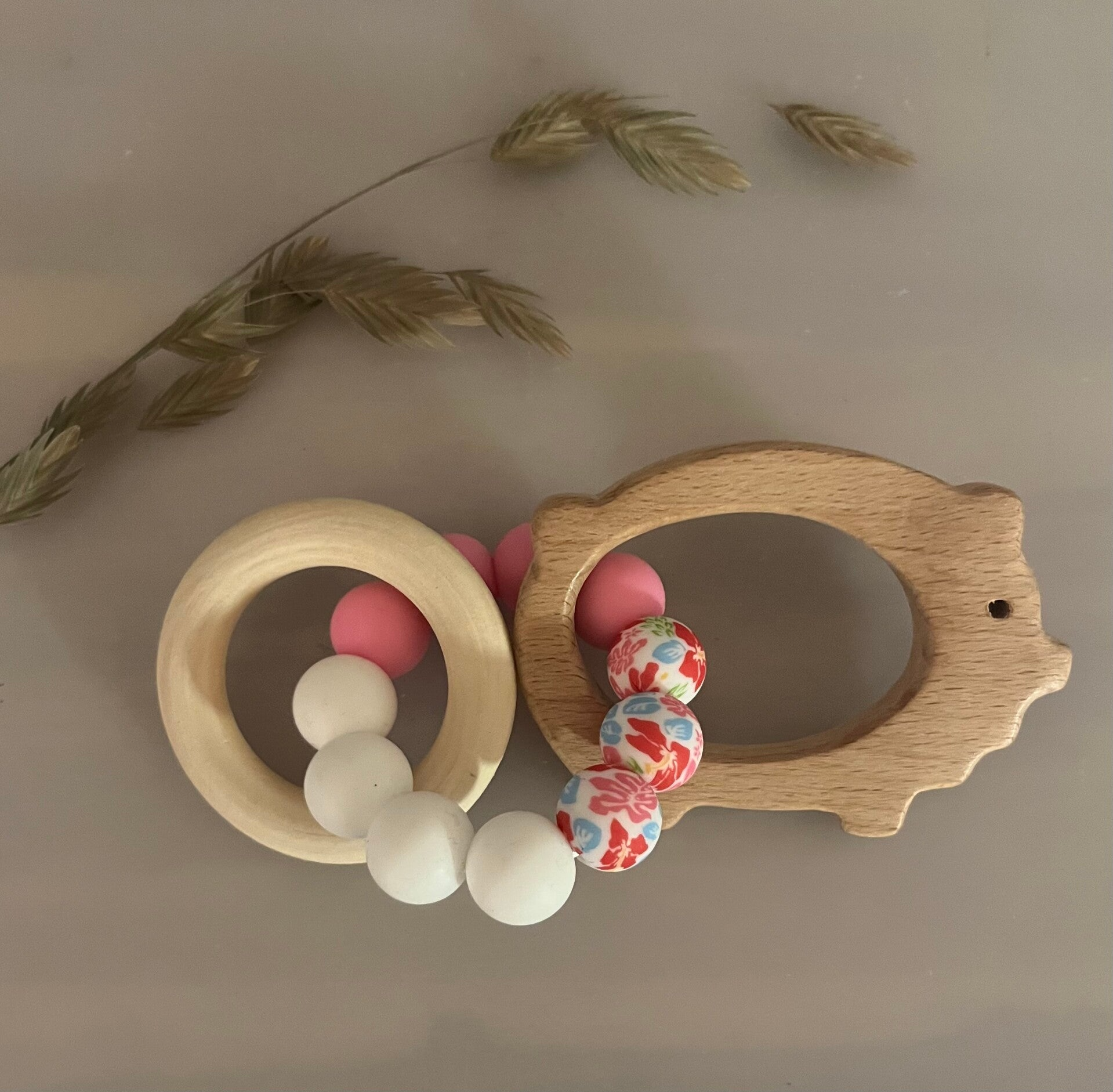 Bijtring siliconen roze/wit/ bloementjes - varken