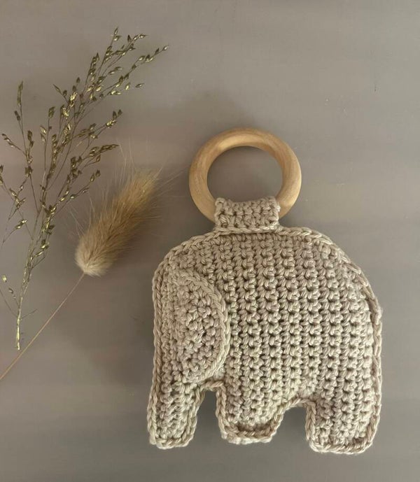 Bijtring met hand gehaakt olifantje beige