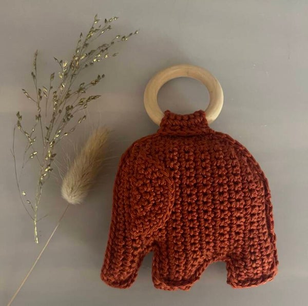 Bijtring met hand gehaakt olifantje henna