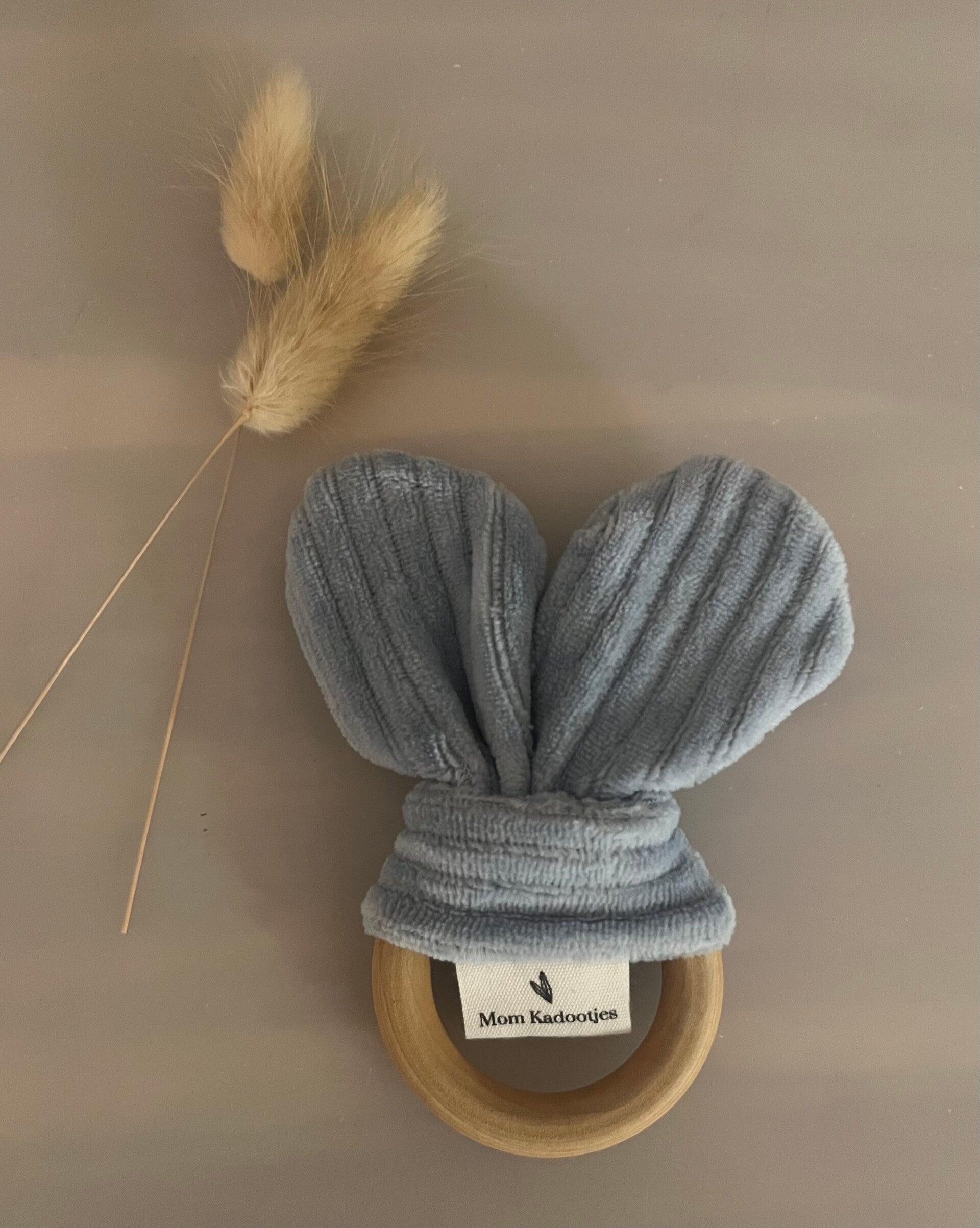 Bijtring knisper oortjes licht blauw rib