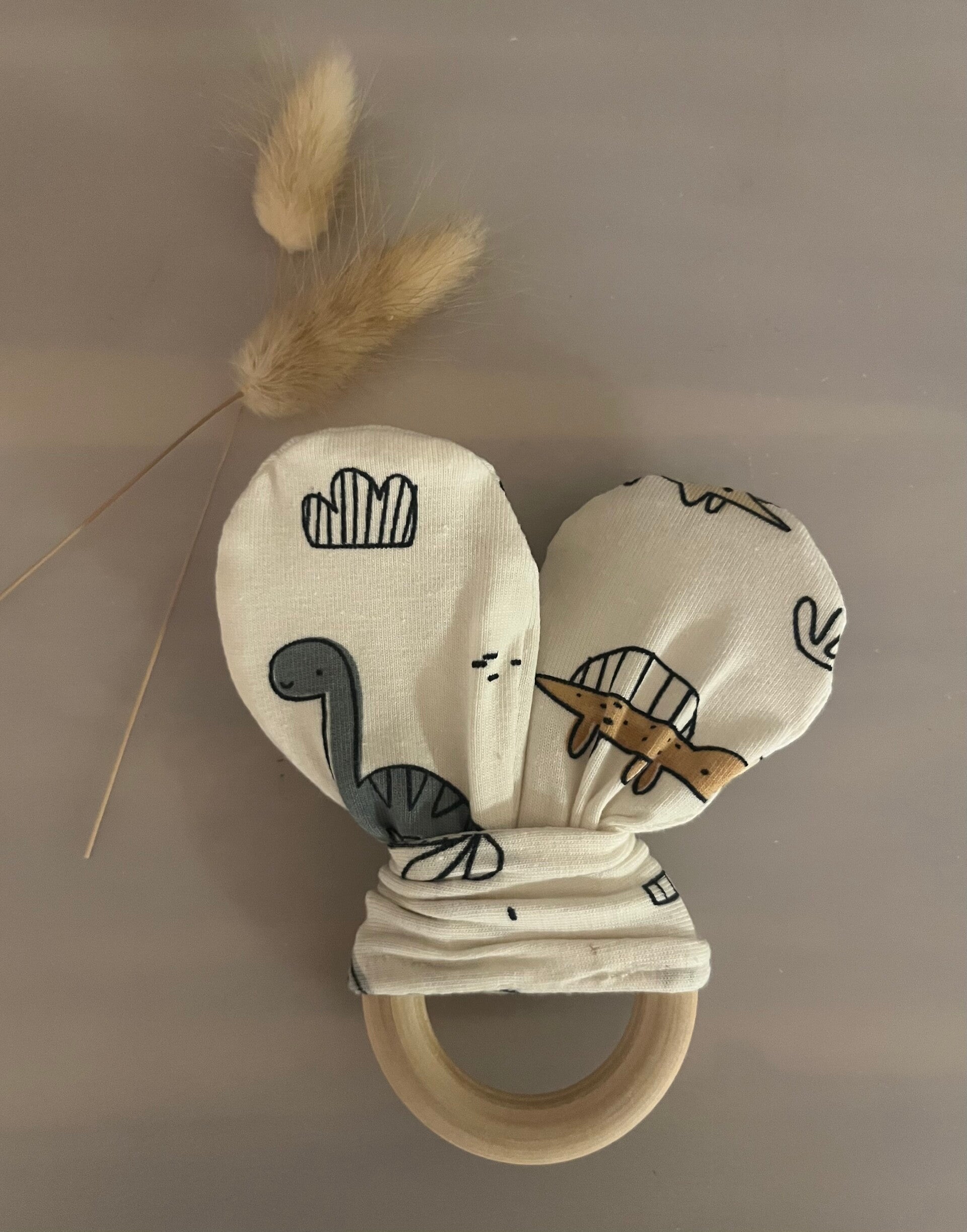 Bijtring knisper oortjes crème/ dino’ s