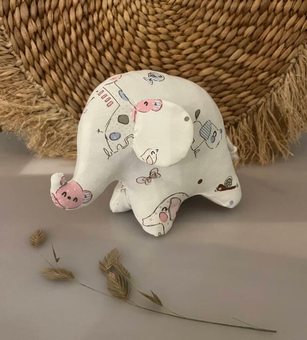 Olifant staand roze/blauw/groen