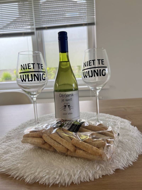 wijn met 2 wijngalzen met tekst