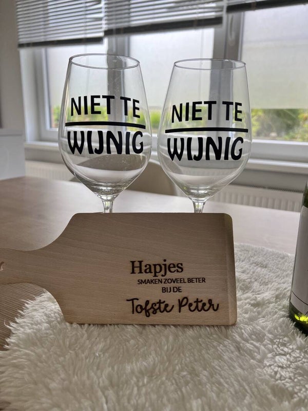 2 wijnglazen met tekst
