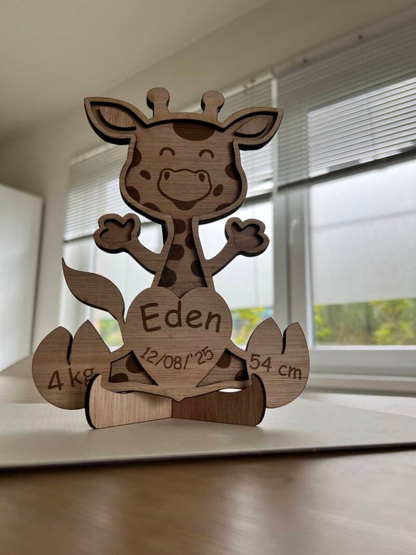 Houten Giraffe met Geboortegegevens