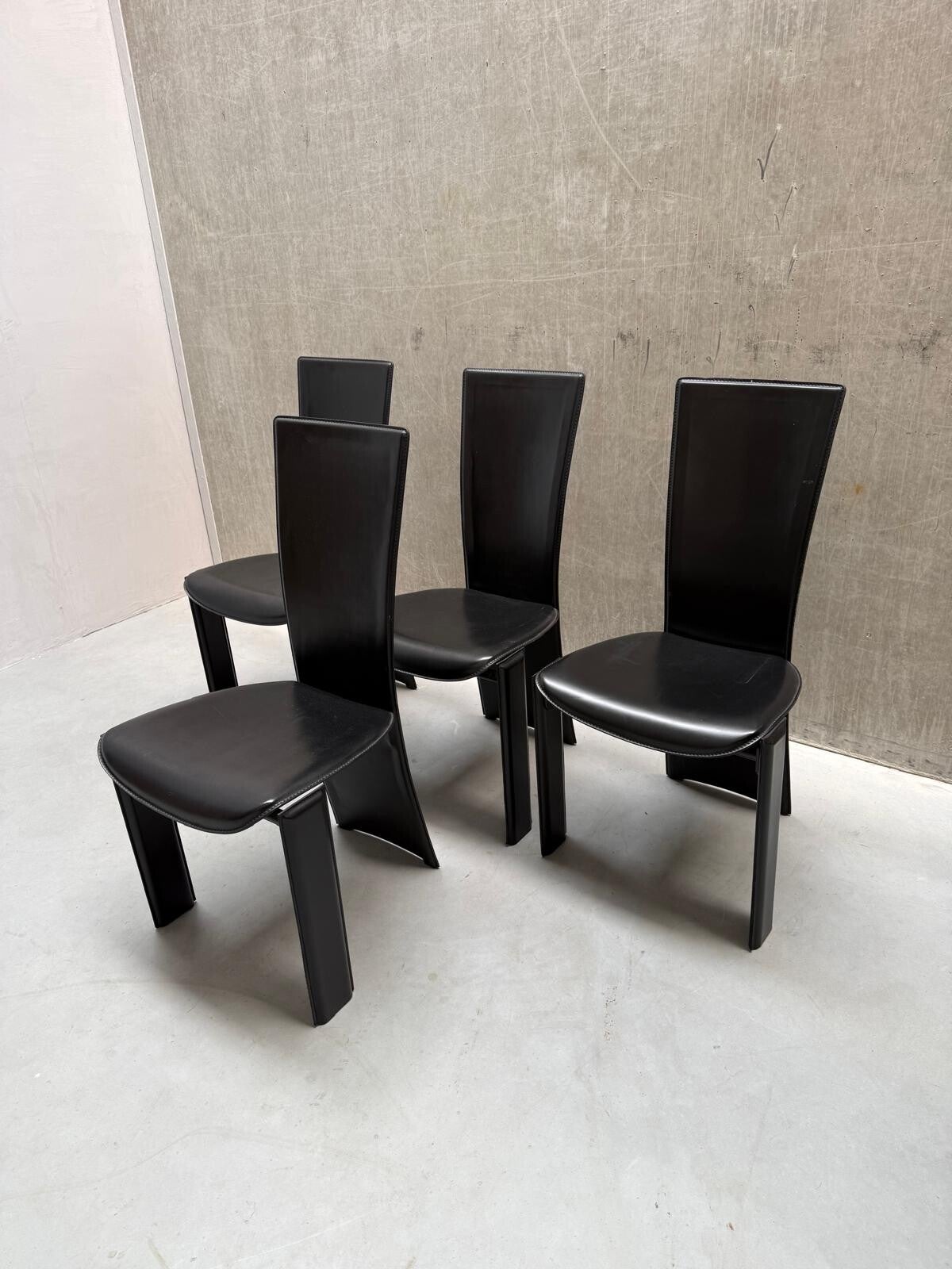 4x Pietro Costantini 'Tripot' zwart lederen eetkamerstoelen | Italië jaren '80