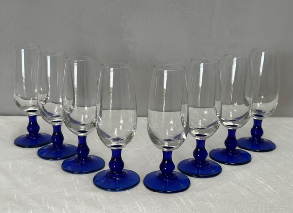 Vintage champagne glazen met blauwe voet