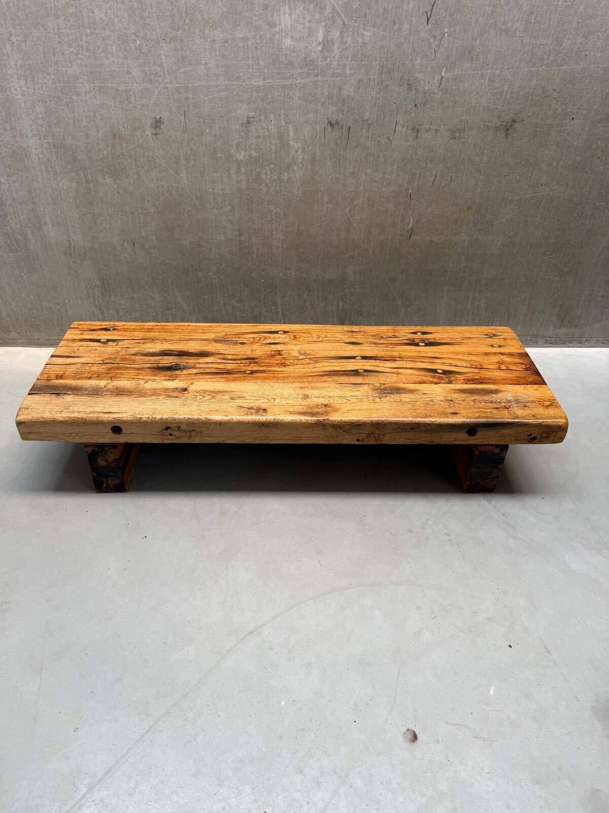 Karaktervolle brutalistische houten salontafel | jaren '70/'80