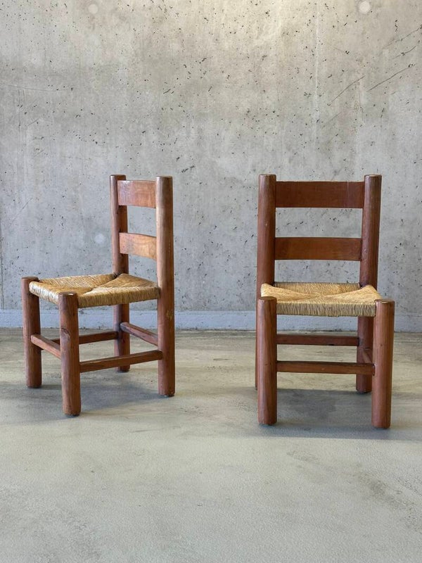 Rustieke eetkamerstoelen in Perriand-stijl
