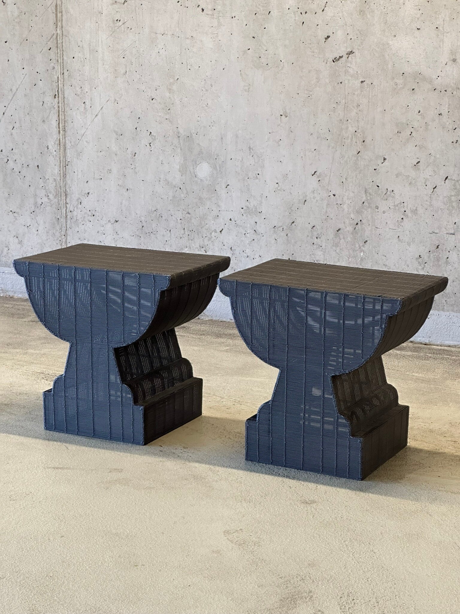 2x Industriële staaldraad bijzettafels / zuilen