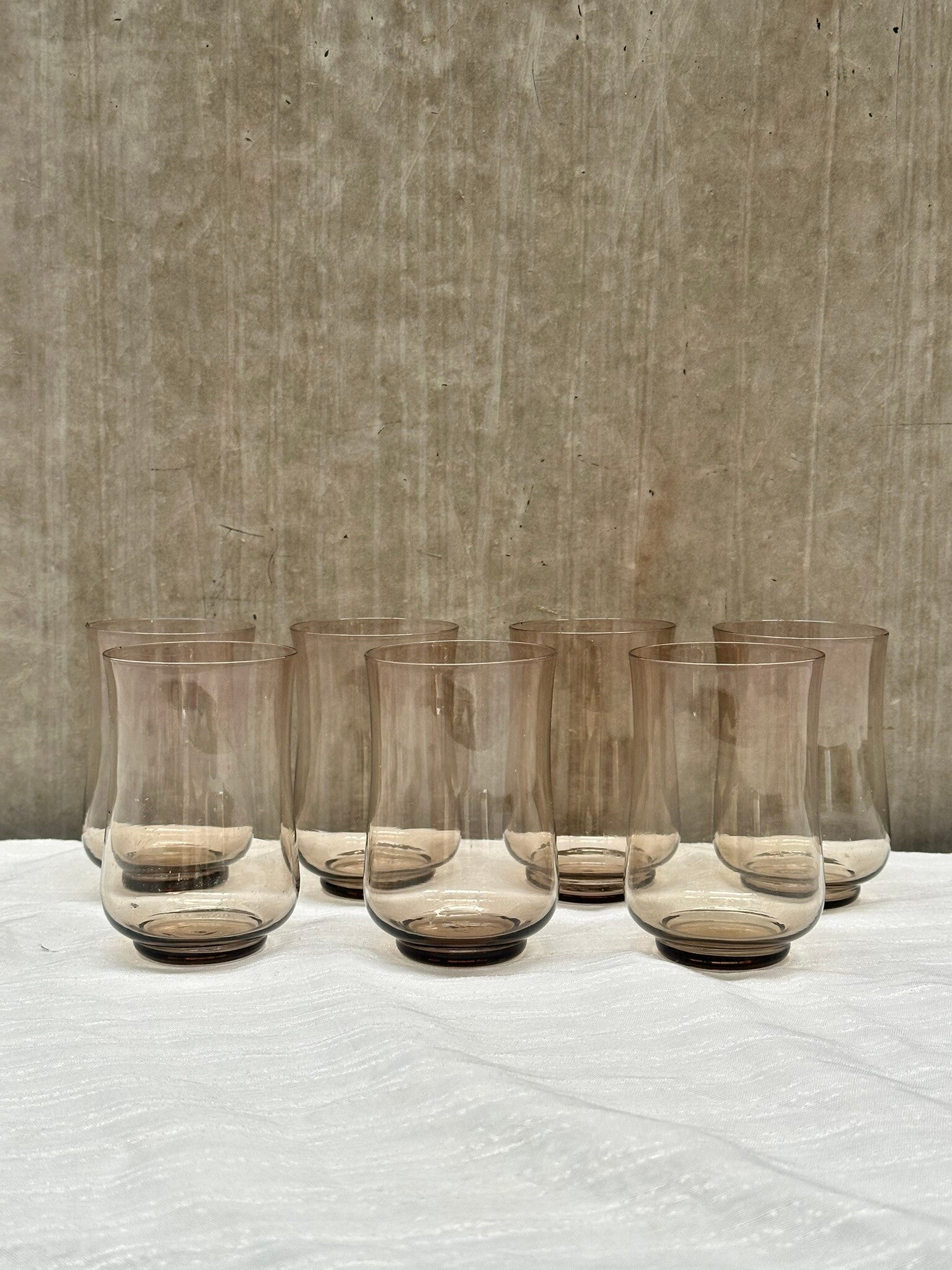 Vintage drink- of waterglazen in bruin rookglas