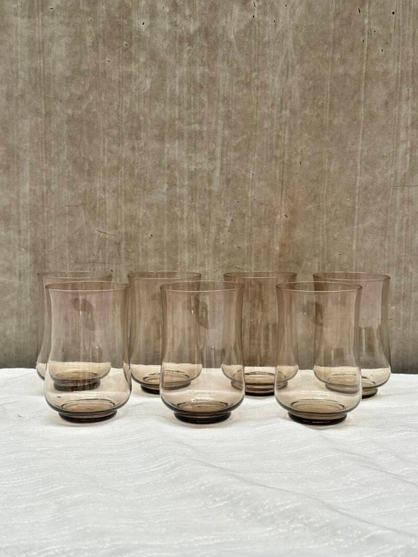 Vintage drink- of waterglazen in bruin rookglas