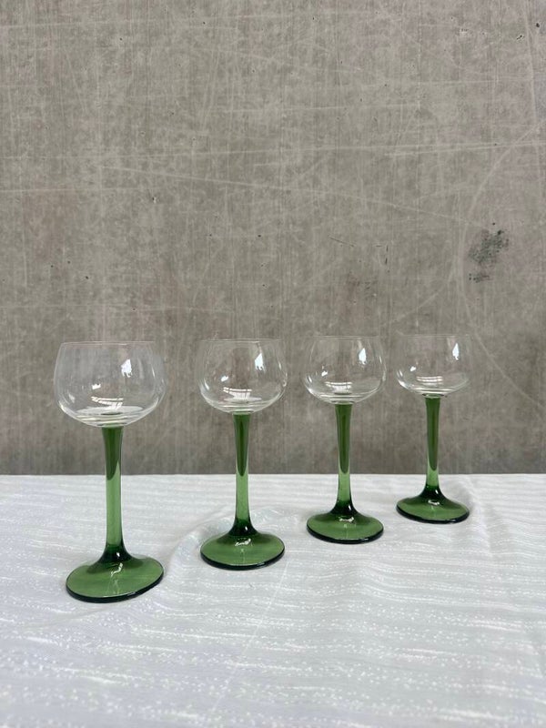 Vintage witte wijnglazen met groene voet | Studio Galli