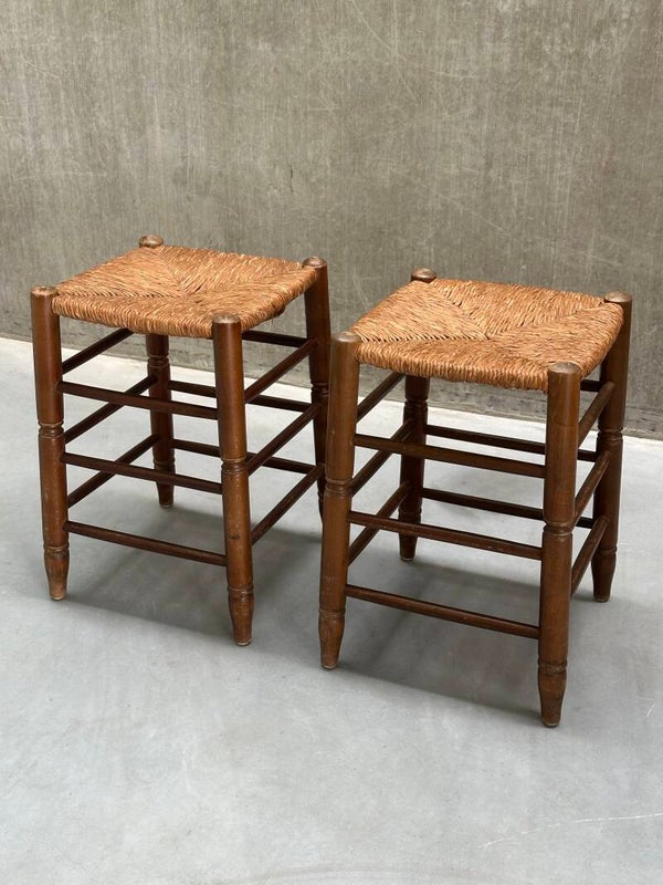 2x Vintage houten krukken met biezen zitting