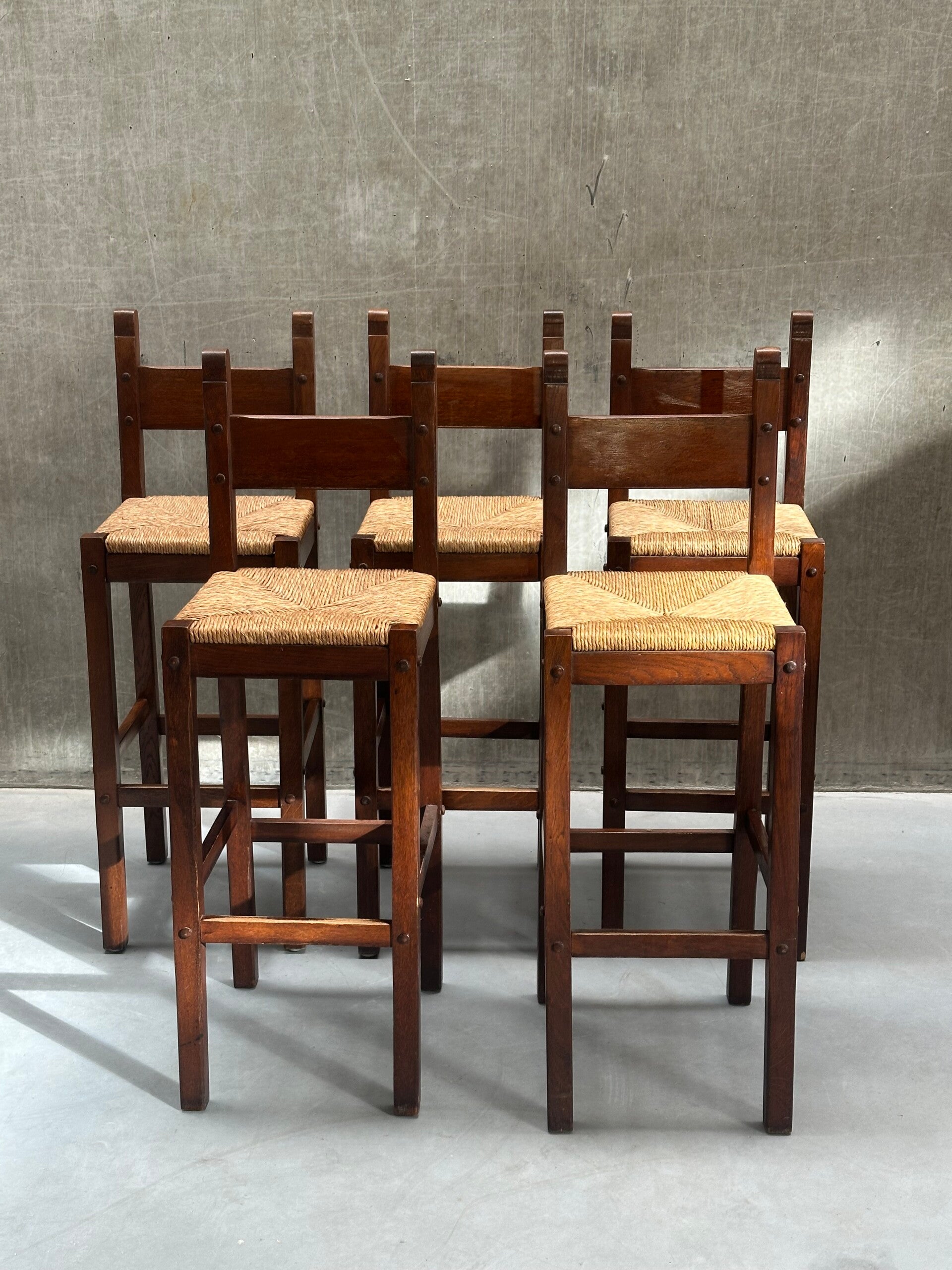 5x Vintage brutalistische barkrukken met biezen zitting | Jaren '70