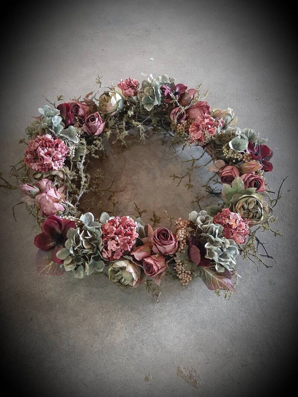 KunstKrans 65 cm met mos en roze bloemen
